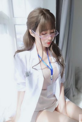Plata 81 «Doctora con gafas» La exposición inofensiva e impaciente de la ropa interior hace que su corazón lata (73P)