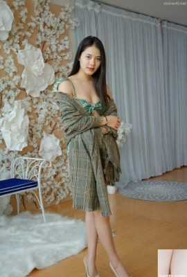 Una modelo estadounidense pura y suave se desnuda audazmente para revelar su cuerpo bien proporcionado en una sesión de fotos privada – Zhao Weiyi (38P)
