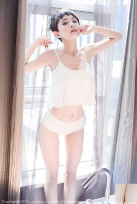 La bella azafata babykiki de pelo corto con camisa blanca se moja en la bañera (76P)
