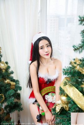 La sexy diosa Doudou Youlina se transforma en bikini como regalo de Navidad (50P)