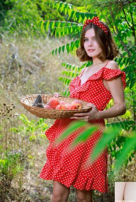 La linda chica del pueblo que recoge melocotones en el huerto te ofrece melocotones – Helana (40P)