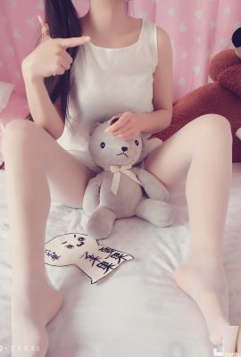 (Tomado de Internet) La chica de Weibo, Xia Moguo, tiene manos, pies y labios rojos (27P)