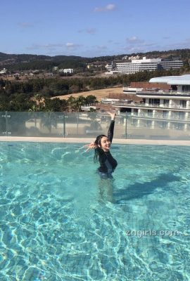 Linda chica coreana muestra su cuerpo perfecto en la piscina (30P)