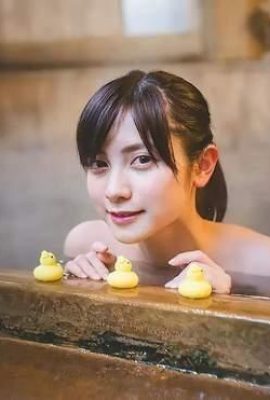 La chica de piel clara y lechosa con una toalla de baño azul claro, Momotsuki Nana, toma un baño de aguas termales (21P)