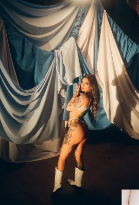 Playboy – Taylor White en tonos de azul