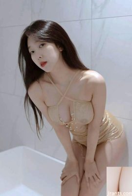 La belleza coreana Shanny se moja y seduce en el baño (32P)