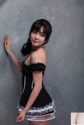 Chica modelo coreana se desnuda y abre las piernas foto – (46P)