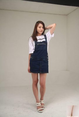 Modelo estudiante coreana joven y bonita quitándose fotos – Yelin (48P)