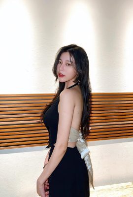 La celebridad de Internet «Zhang Xiangxiang» tiene curvas orgullosas y fotografías llamativas. Es rubia, sexy y llamativa (10P)