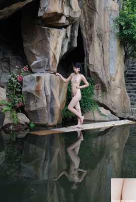 La bella modelo de pelo largo Lian’er se desnudó y atrevidamente tomó fotos privadas de su cuerpo en un lugar pintoresco (87P)
