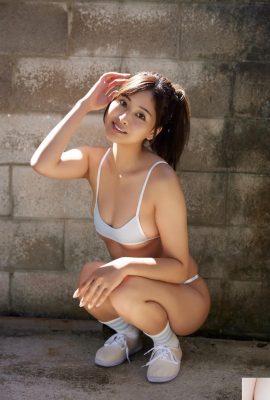 (Akiko Shimomura) Las líneas son perfectas y los sexys y regordetes pechos están a punto de desbordarse… (13P)
