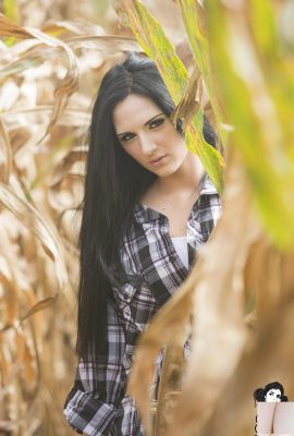 (Suicide Girls) Grim Danielz – ¿Quién necesita perchas cuando tienes un campo de maíz?