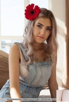 La joven rubia Eva Elfie luce su cuerpazo con una flor en el pelo (18P)