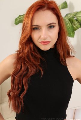 La modelo de cabello rojo ondulado Sophia Blake se desnuda y posa con medias transparentes (20P)