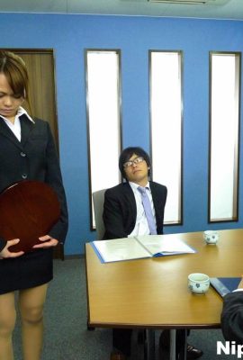 La secretaria japonesa de JAV participa en una mamada durante una reunión de negocios (12P)