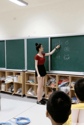 ¡La maestra de pantalones Zhenli de la escuela primaria está aquí! Usar una «falda corta para revelar piernas delgadas» en clase quedó expuesto… Atónito: ¿Usar esto en clase?  (25P)