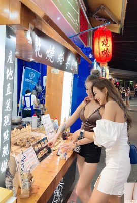 ¡Las chicas tetonas y calientes «Xiancaier&Lara囍» en el mercado nocturno de Shilin se inclinaron para pescar peces de colores y atrajeron la atención de la multitud! «Perspectiva de corte bajo» súper llamativa (20P)