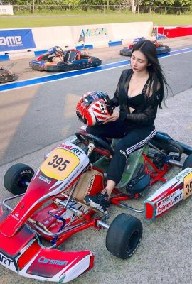 La linda chica de pelo largo y grandes pechos «Wang Chenpiao Sofia» ronda la pista de carreras de karts (10P)