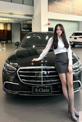 Hermosa vendedora de autos(18P)