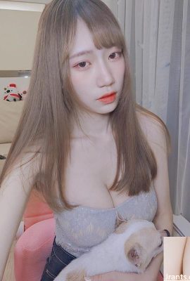La linda Zhihan se pone un bikini rojo y sus sexys pelotas salen, súper calientes (71P)