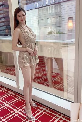 La hermosa chica Xue Erlin se pone un bikini en la piscina del hotel y se libera, sus hermosos pechos están listos para salir (38P)