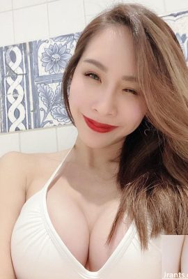 17 La presentadora Joyce Qiaoqiao se toma una ardiente selfie antes de ir al baño con sus bolas regordetas listas para salir, súper sexy (15P)