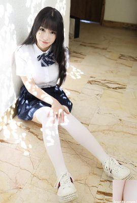 Los grandes pechos de piel clara de la linda estudiante Zhu Ker levantan su falda para tentarla (52P)