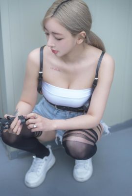 (Jia) Chica rubia coreana con piernas largas y piel clara se irrita cada vez más cuanto más la miras (58P)