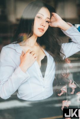 La guapa Xia Muguang se toma una selfie sexy con un escote escotado… ¡mostrando su buena figura!  (29P)