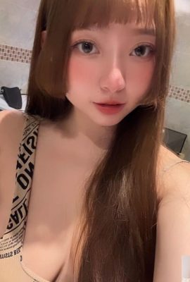 La hermosa chica «Zhan Zhuzhu» tiene un busto regordete mostrando sus senos llenos, lo cual es espectacular (10P)