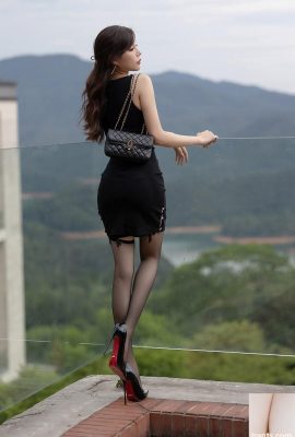 Las hermosas piernas de la diosa Zhizhi Booty con medias negras están medio cubiertas y son muy atractivas (60P)