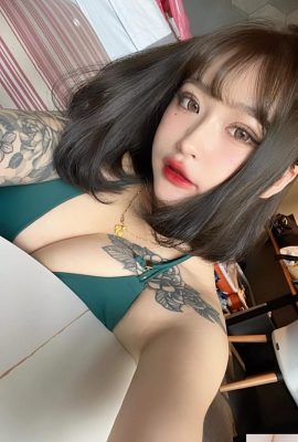 Con un rostro fresco y dulce y un exquisito tatuaje de rosa, esta belleza irradia un encanto único y un temperamento suave (Tiantian IGtianwanyu_)