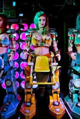 Este restaurante en Tokio es básicamente un club nocturno tecnológico donde un robot gigante tetona y una bailarina sexy se divierten (22P)