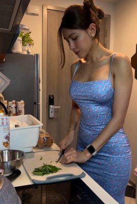 La chica fitness es ajustada y cocina, las curvas de su cuerpo son demasiado perfectas.