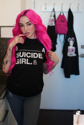 (Suicide Girls) 17 de mayo de 2023 – Aveda – Mi propio verano (43P)