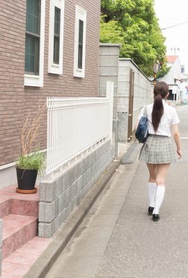 Colegiala japonesa se quita el uniforme y tiene sexo con su padrastro (16P)