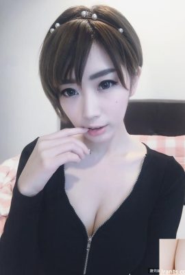 La sexy Chen Qianjing con los pechos pequeños al descubierto (10P)