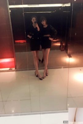 La chica sexy con copas D y ojos eléctricos~Sanny Wang~ se toma una selfie en un club nocturno usando un abrigo, y se puede ver una zanja profunda en el medio (26P)