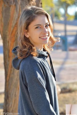 Cariño inocente muestra bragas de colegiala bajo la falda al aire libre con calcetines blancos (16P)