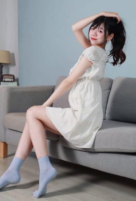 La dulce hermana esconde su «pastel de patatas», sus pechos regordetes y hermosos no se pueden ocultar y también tiene unas piernas atractivas (23P)