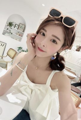 El estilo fresco «Mi tun» hermosa figura es vagamente visible (26p)