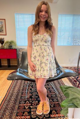 La novia completamente natural Adrianna Jade revela sus tetas, pies bonitos y agujeros (20p)