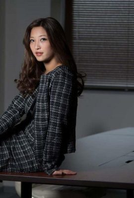 Una jefa femenina lasciva y que pasa con poder con acoso sexual inversa (45p)