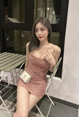 Abra y revela los encantadores ojos eléctricos y la figura sexy (16p)