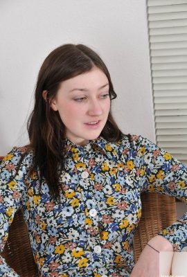 Linda chica en Lacy Bra Wendy se despierta a un lector y hace alarde de su muff de peludo (20p)