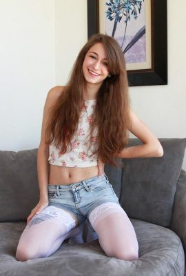 Sweet Teen Willow Hayes retira sus pantalones cortos y camisa para extender los labios y juguete de coño (15p)