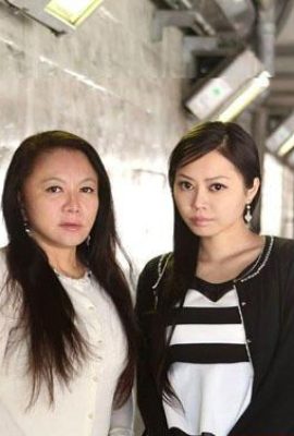 Llamó a un par de putas con amigos y madre e hija para que vinieran a la puerta para una emoción (20p)