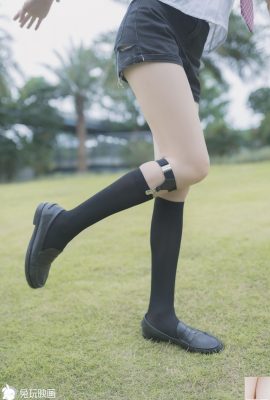 (Rabbit juega con películas) – Pequeñas piernas en el césped (40p)