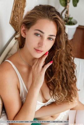 Hermosa adolescente Rene Soleil se quita la lencería para posar desnuda (18p)