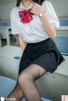 (Conejo jugando con Yingshu)- La niña en el edificio de enseñanza MO (45p)